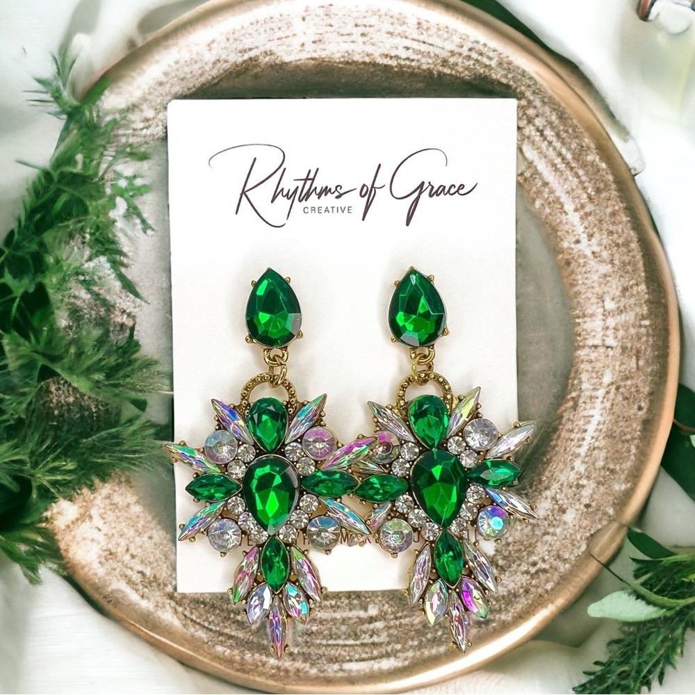 Stunning Green Rhinestone Drop Earrings – Bold Fashion Statement ✨NWT